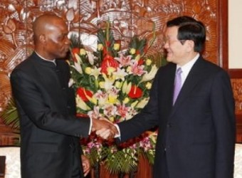 ທ່ານປະທານປະເທດ ເຈືອງເຕີນຊາງ ຕ້ອນຮັບເອກອັກຄະລັດຖະທູດ ສ. Mozambique